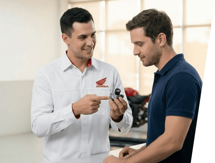Técnico Honda revisando una motocicleta